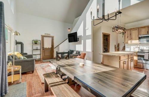 Woodland Park House | Rustic cabin charm w/hot tub, arcade basketball