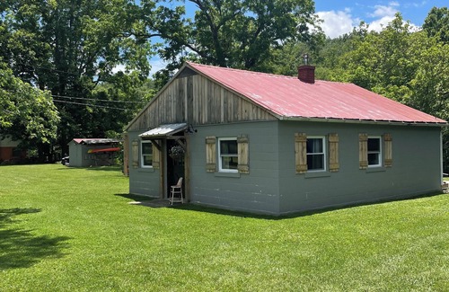 Eagle Rock Cabin | Rustic cabin located in Eagle Rock, Va. on Craigs Creek with plenty of perks.