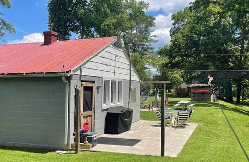 Eagle Rock Cabin | Rustic cabin located in Eagle Rock, Va. on Craigs Creek with plenty of perks.