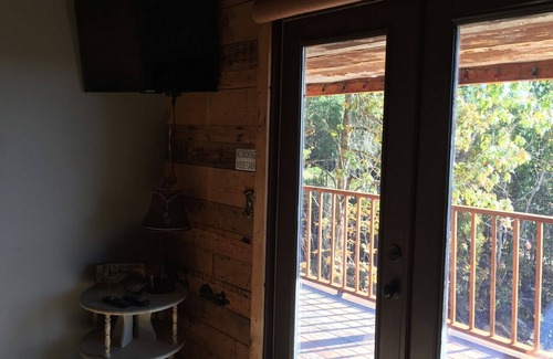 Cherokee House | Rustic Cabin overlooking Pickwick Lake