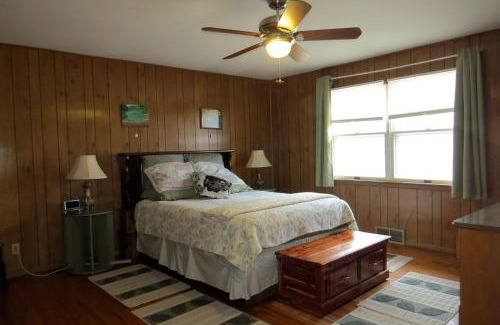 Miramiguoa Park House | Rustic Cabin Rental with a Wood-Burning Stove near Meramec State Park, Missouri