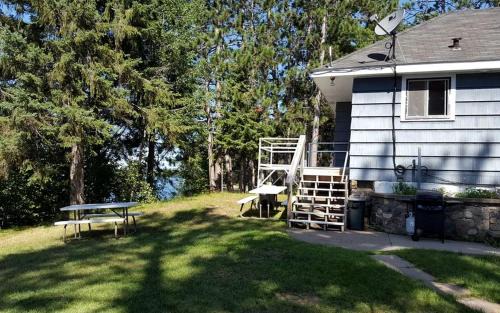 Tomahawk House | Rustic Cabin with a Picnic Table and Barbecue on Somo Lake, Wisconsin