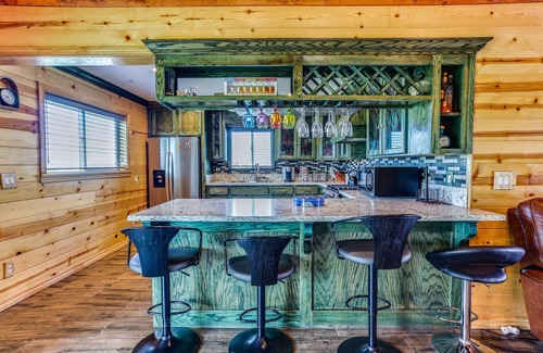 Tulare House | Rustic California Vacation Rental w/Rooftop Patio