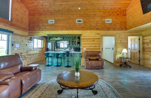 Tulare House | Rustic California Vacation Rental w/Rooftop Patio