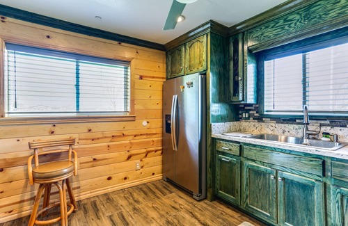 Tulare Cottage | Rustic California Vacation Rental w/Rooftop Patio