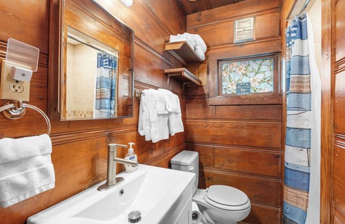 Boone County Cabin | Rustic charm/Cozy comfort-1-bedroom cabin/Ozark view nestled by Bull Shoals Lake