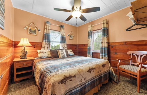 Boone County Cabin | Rustic charm/Cozy comfort-1-bedroom cabin/Ozark view nestled by Bull Shoals Lake