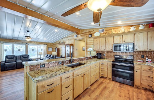 Gouldbusk House | Rustic Coleman Retreat on 300 Acres w/Hot Tub!