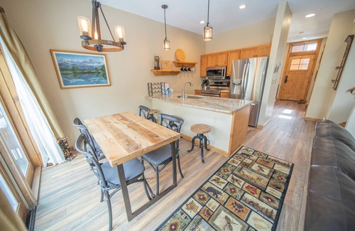 Lakeside Village House | Rustic & Cozy Cabin that's Ideal for Summertime!