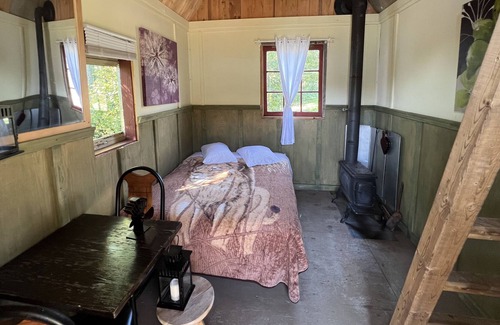 Saint-Cuthbert Cabin | Rustic forest hut (taxiway station)