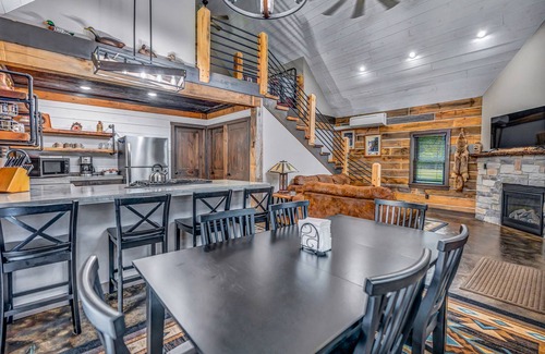 De Soto Cabin | Rustic Hideaway Sleeps 4 HOT TUB
