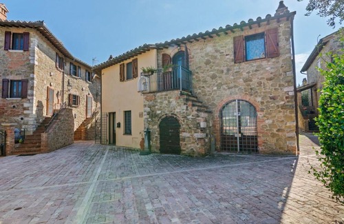 Corciano House | Rustic Holiday Home in Corciano with Swimming Pool