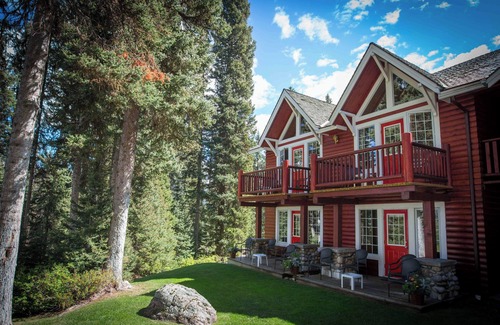 Lake Louise Cabin | Rustic Lake Louise Cabin | Fireplace & Balcony