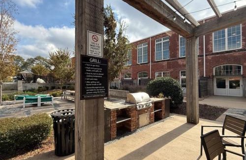 Judson Apartment | Rustic Meets Modern 2BR 2BA
