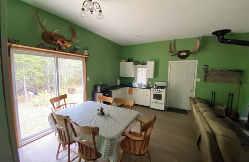 Head Cabin | Rustic off grid 2-bedroom cabin in Bissett Creek