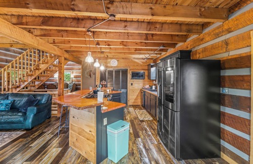 Mohawk House | Rustic & private log cabin in East Tennessee (dogs allowed!)