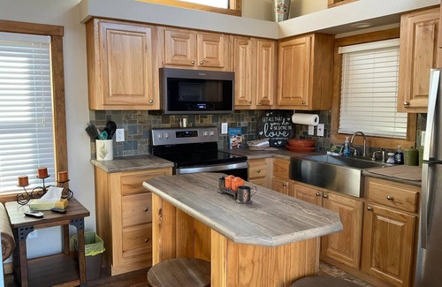 Mount Vernon Cabin | Rustic Retreat W/One Bedroom & loft With Outdoor Fireplace