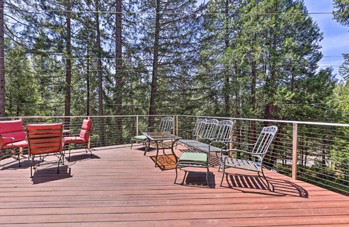 East Shore House | Rustic Retreat with Deck Steps From Lake Almanor!
