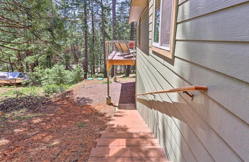 East Shore House | Rustic Retreat with Deck Steps From Lake Almanor!