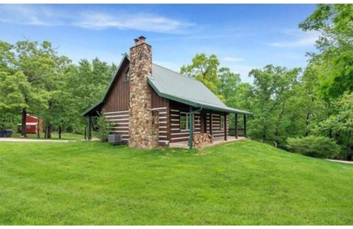 Owensville House | Rustic Romantic 3 B-Room Log Cabin/F-place