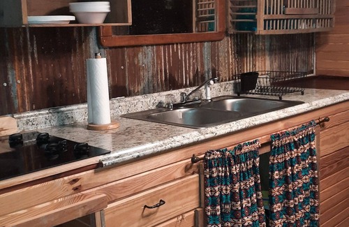 Lafayette County House | Rustic romantic lakefront cabin!