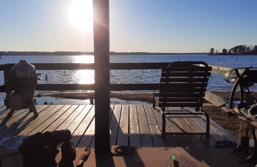 Lafayette County House | Rustic romantic lakefront cabin!