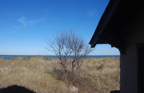 Cottage Line Apartment | Rustic Rooftop Delight - Bay Front by RedAwning