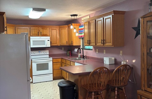 Urbana House | Rustic Roost Retreat, petfriendly, small town, lake river conservation area near
