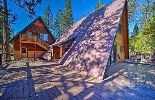 Trinity Center House | Rustic Trinity Center Cabin with Deck Near Fishing!