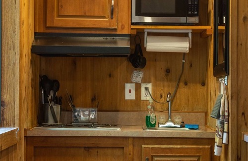 Garberville Cabin | Rustic vacation getaway