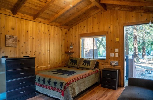 Garberville Cabin | Rustic vacation getaway