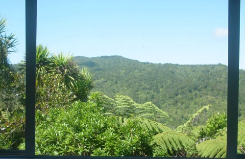 New Lynn House | Rustic Vibes and Privacy on the West Coast!