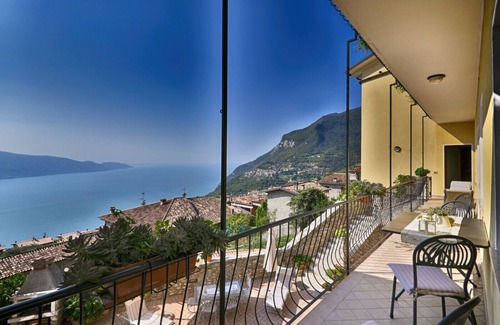 Oldesio Apartment | Rustico Kristi - Theater Home, with marvellous lake view