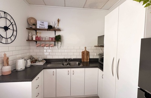 Tamahere Ski Chalet | #rustlingoaks nz Boho Pool House - king bed, 10 mins to Hamilton Airport