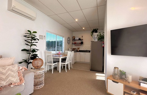 Tamahere Ski Chalet | #rustlingoaks nz Boho Pool House - king bed, 10 mins to Hamilton Airport