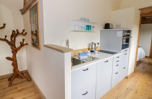 Ettington Cottage | RYEPIECE COTTAGE, romantic, with a garden in Ettington
