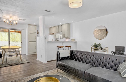 South Lamar House | S. Congress, Fire Pit, Cozy Patio| Dolphin House