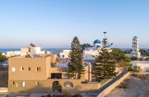 Perissa Apartment | Sabbia Calda Studio 100 meters from black Beach