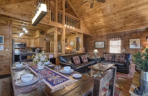Gatlinburg Cabin | SACRED MOUNTAIN CABIN - 5 ⭐️ ELEGANT, PET FRIENDLY, 3 KING BEDS & GORGEOUS VIEWS