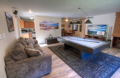 Lincoln Park House | Sadie's Hustle-Walk to Beach-Pool Table (NVH0823)