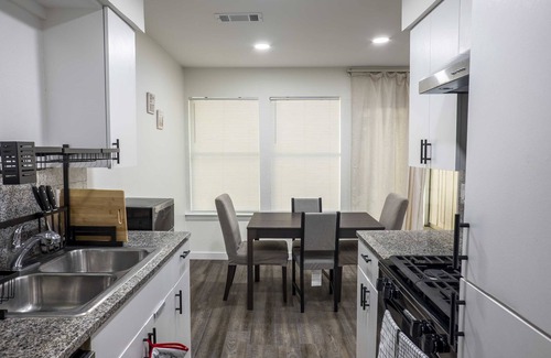South Manchaca House | Safe and Quiet Neighborhood, Close to Downtown Austin!