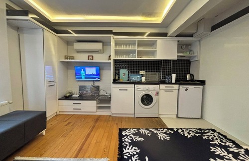 Gumussuyu Mahallesi Condo | Safely, Cozy Ground Floor Apartment by Taksim