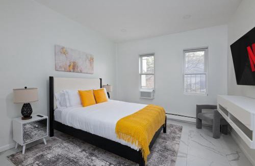 Union City Apartment | Sage Stay- Modern 2BR Apartment - Sleeps 6 - 25 Min to NYC