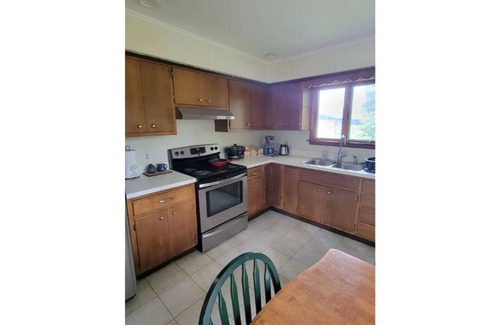 Glens Falls House | Sail away in this cozy 2 bdrm- downtown Glens Falls