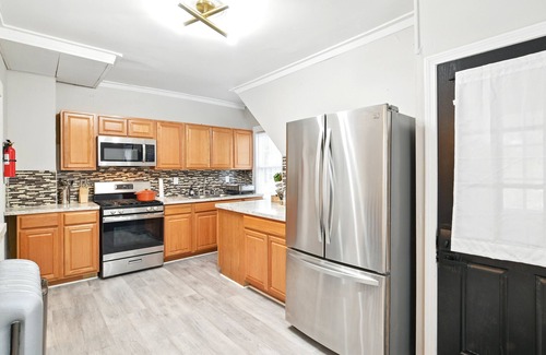 Springfield House | Saint James Manor - Sleeps 24 in Style & Comfort with Parking