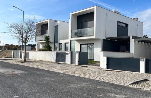 Salir do Porto Villa | Salir do Porto - Contemporary vacation home with private heated pool