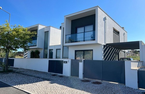 Salir do Porto Villa | Salir do Porto - Contemporary vacation home with private heated pool