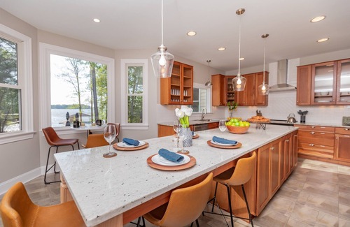 Halifax County House | 💥 Saltwater Pool, 8 Bedrms, Hot tub, Sunset Views, Main Lake Cove, Pets🥇