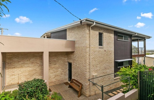 Caloundra House | SALTYS PLACE - Bring the family and the dog along to this near-new holiday home located within close