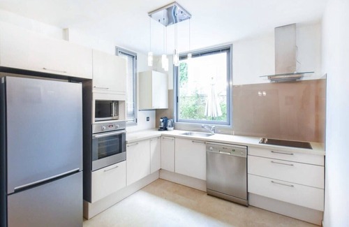 Neve Tzedek Apartment | Sam’s Journey 4BR Garden by HolyGuest